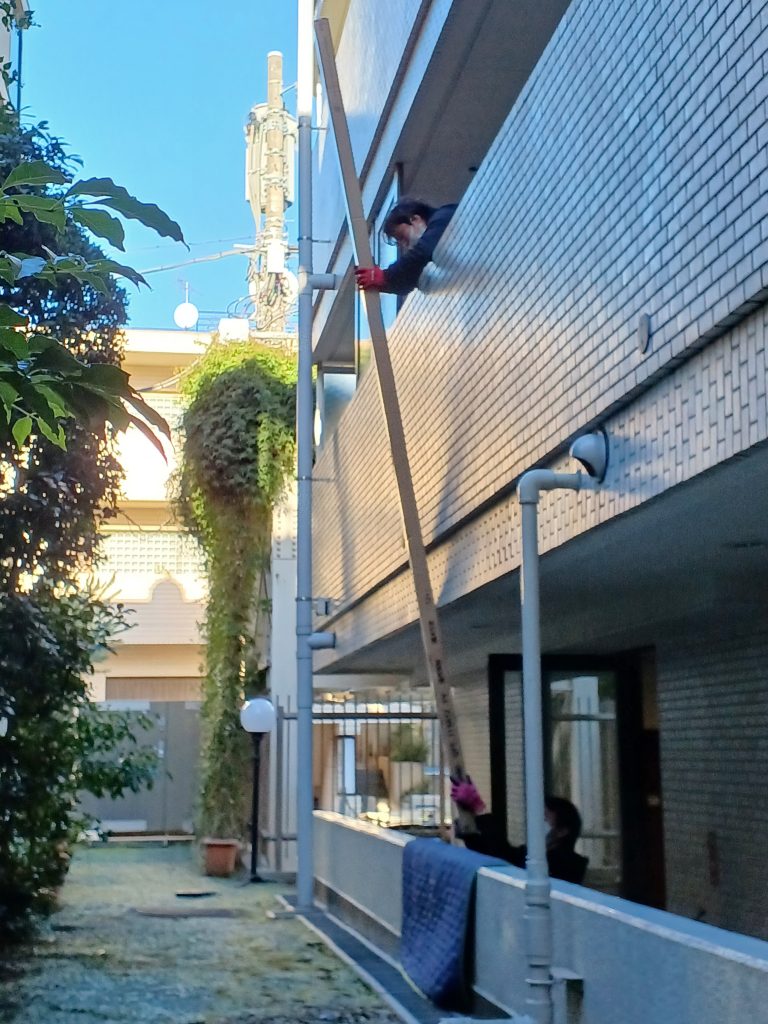 4メートルの長物資材を吊り上げで4階のお部屋まで納品設置 赤帽ファーストクラス配送