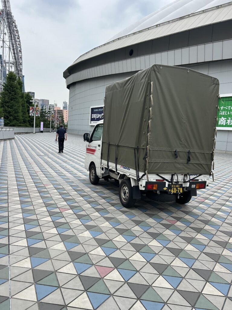 新宿~東京ドーム巨人の店舗まで什器の配送 赤帽ファーストクラス配送で